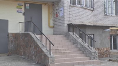 У Вінниці за гроші територіальної громади встановлюють пандуси У Вінниці за гроші територіальної громади встановлюють пандуси