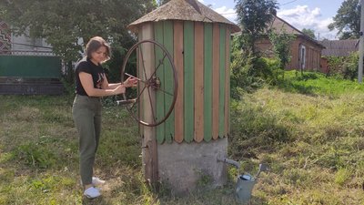 Оксана Чмиленко біля столітньої бабусиної хати у селі Сороцьке Оксана Чмиленко біля столітньої бабусиної хати у селі Сороцьке