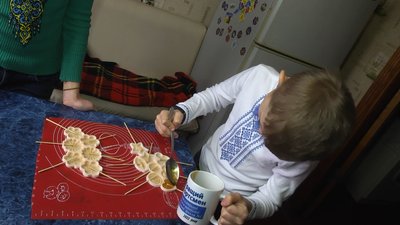 Дев’ятирічний Тимур робить льодяники для військових. Дев’ятирічний Тимур робить льодяники для військових.