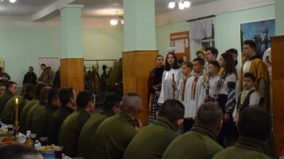 У Тернополі військові артилерійської бригади та нацгвардійці зустріли Святвечір У Тернополі військові артилерійської бригади та нацгвардійці зустріли Святвечір