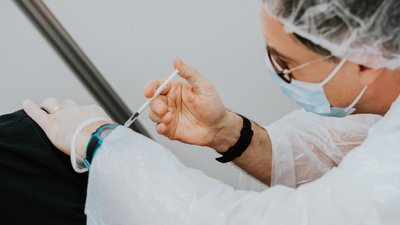На Франківщині проти COVID-19 щепилися 96% працівників освіти. 216 людей — відсторонені від роботи