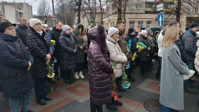 Люди зібралися вшанувати пам'ять Героїв Небесної сотні у Хмельницькому Люди зібралися вшанувати пам'ять Героїв Небесної сотні у Хмельницькому