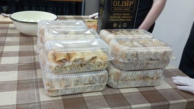 Мешканці одного з ОСББ Дніпра готують домашні страви для переселенців та бійців Мешканці одного з ОСББ Дніпра готують домашні страви для переселенців та бійців