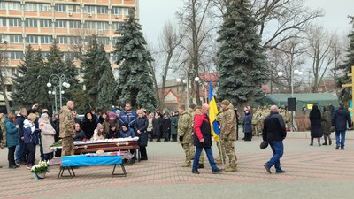 Під звуки автомобільних сирен: у Черкасах прощалися із загиблим на війні медиком