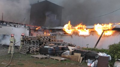 У Новоселиці горів склад будматеріалів У Новоселиці горів склад будматеріалів