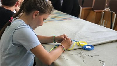 В Івано-Франківську люди з інвалідністю волонтерять, щоб допомогти ЗСУ