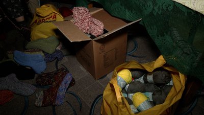 На Чернігівщині незряча жінка в’яже шкарпетки сину, який на фронті, та його побратимам На Чернігівщині незряча жінка в’яже шкарпетки сину, який на фронті, та його побратимам