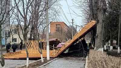 В Ананьєві на Одещині вітер зніс дах із п'ятиповерхівки В Ананьєві на Одещині вітер зніс дах із п'ятиповерхівки