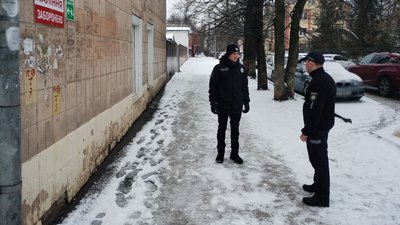 чергові університету МВС кроп біля місця падіння кропивничанки чергові університету МВС кроп біля місця падіння кропивничанки