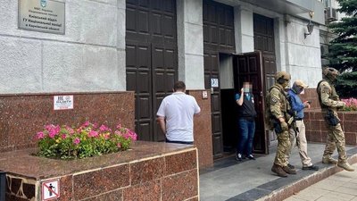 Вимагали гроші у наркозалежних: чотирьом поліцейським у Харкові оголосили підозру