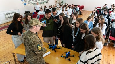 Ужгородський ліцей №8 придбав два FPV-дрони для військових 128-ї Закарпатської бригади Ужгородський ліцей №8 придбав два FPV-дрони для військових 128-ї Закарпатської бригади