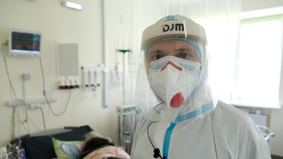 "Наймолодшому пацієнту – 24 роки". Анестезіолог Чернівців про навантаження й "ковідні" виплати