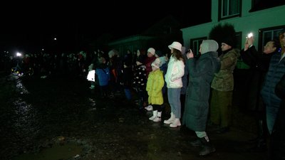 Сім'я з Рівненщини влаштовує музично-світлове шоу на власному подвір'ї Сім'я з Рівненщини влаштовує музично-світлове шоу на власному подвір'ї