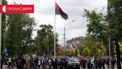 Як у Дніпрі встановлювали червоно-чорний прапор біля ОДА (фоторепортаж)
