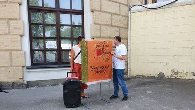 Біля Мистецького арсеналу розпочалася акція "Підтримай українську книжку"