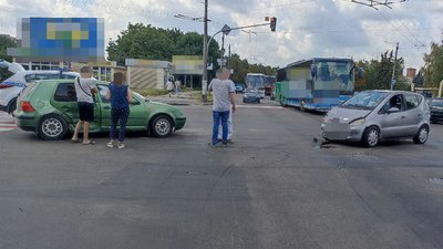 ДТП у Житомирі: легковик на швидкості в'їхав в інше авто, є потерпілі