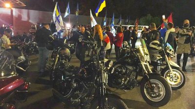 Під ОПУ та будинком Зеленського вимагали не проводити спільне з бойовиками патрулювання на Донбасі Під ОПУ та будинком Зеленського вимагали не проводити спільне з бойовиками патрулювання на Донбасі