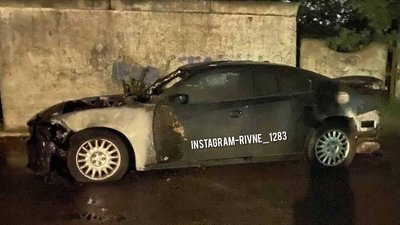 У Рівному вночі згоріло авто. Власники писати заяву відмовились – поліція
