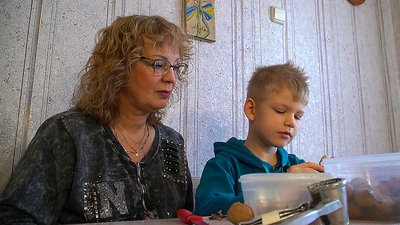 Готує овочі, чистить горіхи. Шестирічний кропивничанин допомагає військовим Готує овочі, чистить горіхи. Шестирічний кропивничанин допомагає військовим