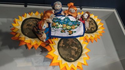 Міста-герої України на картинах з клаптиків представили у черкаському музеї Міста-герої України на картинах з клаптиків представили у черкаському музеї