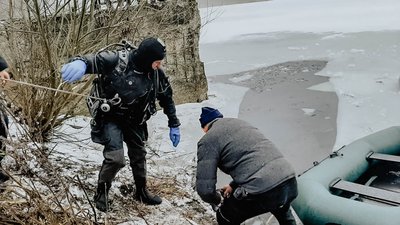 На Тернопільщині рятувальники знайшли тіло чоловіка, який провалився під кригу На Тернопільщині рятувальники знайшли тіло чоловіка, який провалився під кригу