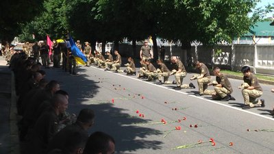 В останню путь воїнів Сергія Кириленка і Володимира Фурмана проводжали живим коридором на колінах. В останню путь воїнів Сергія Кириленка і Володимира Фурмана проводжали живим коридором на колінах.