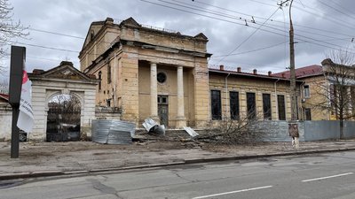 Російські війська обстріляли Херсонський обласний палац культури, пам’ятку історії та архітектури Російські війська обстріляли Херсонський обласний палац культури, пам’ятку історії та архітектури