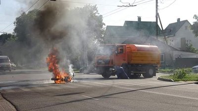 У Черкасах поливальна машина загасила палаючий мотоцикл