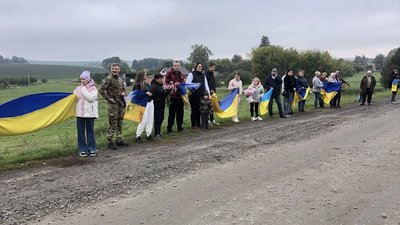 Два роки був у полоні: військового Михайла Шостака зустріли селі Золочівка на Рівненщині Два роки був у полоні: військового Михайла Шостака зустріли селі Золочівка на Рівненщині