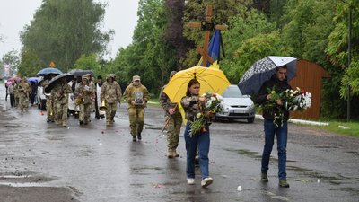 На Закарпатті попрощалися із полеглим захисником Артемом Песиком На Закарпатті попрощалися із полеглим захисником Артемом Песиком