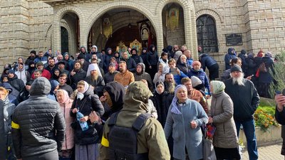 Після бійок: у Свято-Михайлівському храмі в Черкасах провели молебень українською Після бійок: у Свято-Михайлівському храмі в Черкасах провели молебень українською