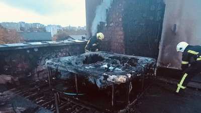Рятувальники гасять пожежу