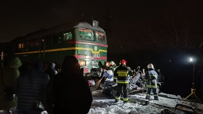 В Угринові на Івано-Франківщині потяг збив автомобіль. Загинули двоє людей В Угринові на Івано-Франківщині потяг збив автомобіль. Загинули двоє людей