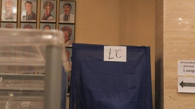 Черги, натовп або ж порожні дільниці: як голосують у Черкасах Черги, натовп або ж порожні дільниці: як голосують у Черкасах