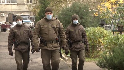 Нацгвардійці у Херсоні патрулюють лікарні, щоб забезпечити ізоляцію хворих на коронавірус