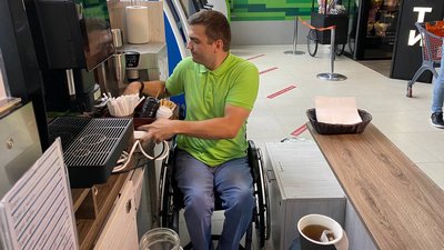 "Ми заряджаємо кожен напій позитивом": як у Вінниці працює інклюзивний кавовий острівець "Ми заряджаємо кожен напій позитивом": як у Вінниці працює інклюзивний кавовий острівець