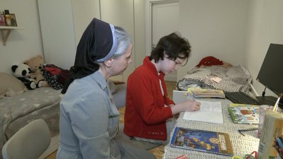 Вероніка робить уроки разом із сестрою Юлею Вероніка робить уроки разом із сестрою Юлею
