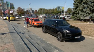 У Дніпрі відбувся автопробіг під назвою "Жінка і авто"