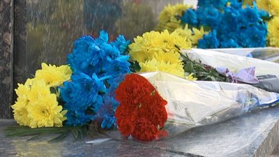 У Сумах до пам'ятника Тарасу Шевченку поклали квіти