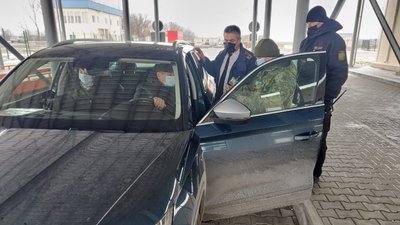 На Одещині поромну переправу "Орлівка-Ісакча" відкрили для легкових автівок та пішоходів На Одещині поромну переправу "Орлівка-Ісакча" відкрили для легкових автівок та пішоходів