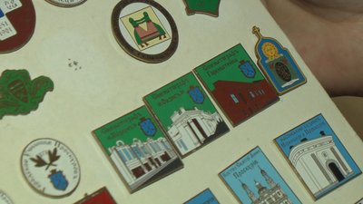 У колекції Дмитра Казанцева - з десяток різноманітних значків, але усі вони пов'язані з історією Хмельницького. Фото: Суспільне. Поділля. У колекції Дмитра Казанцева - з десяток різноманітних значків, але усі вони пов'язані з історією Хмельницького. Фото: Суспільне. Поділля.