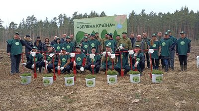 На Житомирщині прикордонники та школярі садили ліс На Житомирщині прикордонники та школярі садили ліс