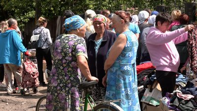 Одяг, білизна, меблі – жителька Чернігова роздає речі тим, хто втратив житло через війну Одяг, білизна, меблі – жителька Чернігова роздає речі тим, хто втратив житло через війну