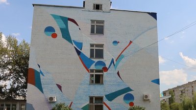 Атом, дитячі ескізи, та Берегиня: мурали Сєверодонецька