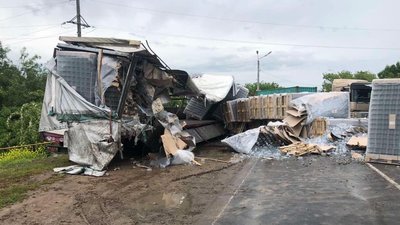 На трасі Одеса-Южне перекинулася вантажівка: рух заблоковано