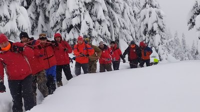 Знайденого туриста зі Львова транспортували з гір до райлікарні на Рахівщині Знайденого туриста зі Львова транспортували з гір до райлікарні на Рахівщині