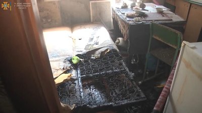 У квартирі від непогашеного сірника загорівся диван на кухні. У квартирі від непогашеного сірника загорівся диван на кухні.