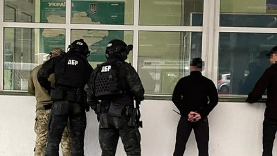 Працівників Галицької митниці затримали за підозрою в систематичному хабарництві Працівників Галицької митниці затримали за підозрою в систематичному хабарництві