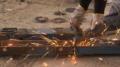 Готові працювати цілодобово. В Івано-Франківську волонтери виготовляють протитанкові їжаки Готові працювати цілодобово. В Івано-Франківську волонтери виготовляють протитанкові їжаки