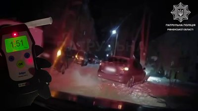 П'яним втікав від патрульних та врізався у дерево: три адмінпротоколи склали на водія